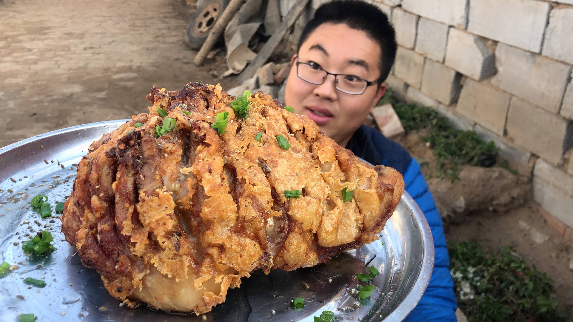98元买一整扇羊排,宽油炸至金黄,咬一口:酥脆多汁,真香!